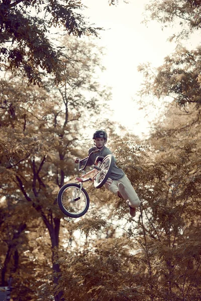 Jeune Homme Vélo Bmx Extérieur Dans Forêt Jour Été Entraînement — Photo