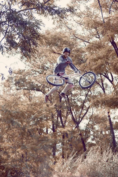 Молодий Чоловік Їде Тренуваннях Велосипеді Парку Роблячи Трюки Повітрі Велосипеді — стокове фото