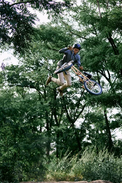 Atividade Verão Jovem Homem Esportivo Andando Bicicleta Bmx Floresta Fazendo — Fotografia de Stock