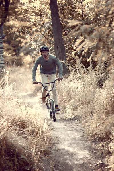 Rozwijanie Prędkości Podczas Jazdy Młody Człowiek Jeżdżący Rowerze Bmx Lesie — Zdjęcie stockowe