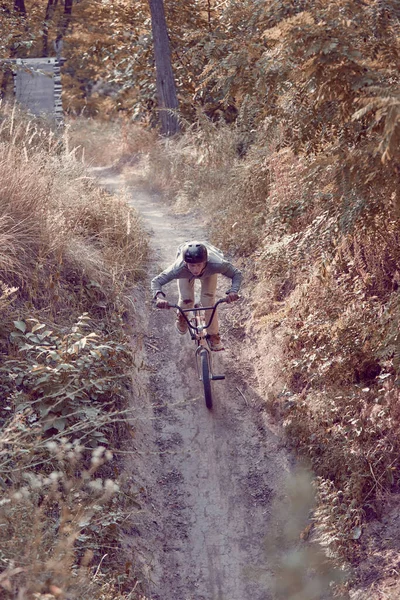 Швидкість Росту Під Час Їзди Молодий Чоловік Їде Велосипеді Bmx — стокове фото