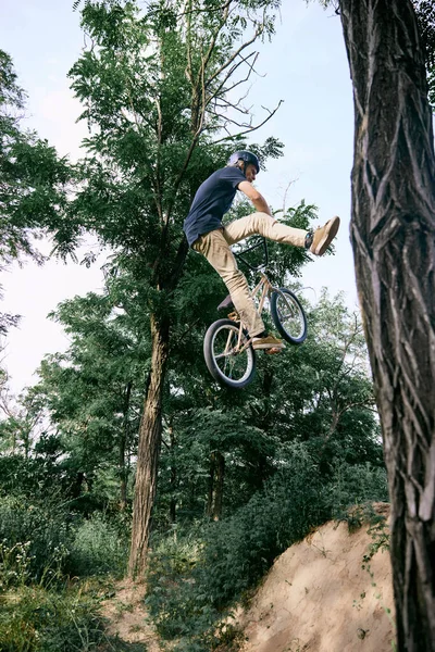 Sommaraktivitet Ung Sportig Man Rider Bmx Cykel Skogen Gör Farliga — Stockfoto