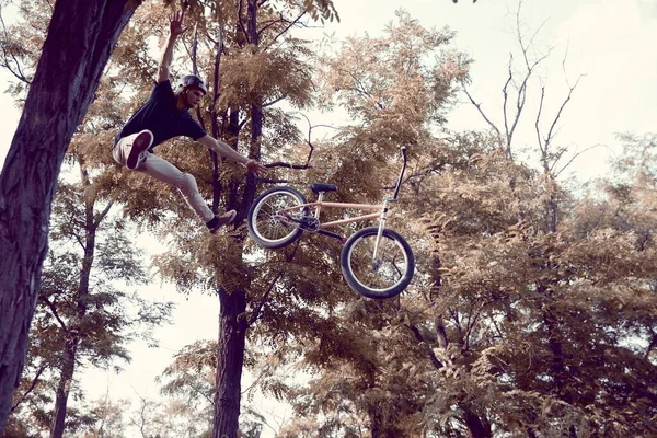 Özgürlük Için Kasklı Genç Adam Ormanda Eğitim Görüyor Bmx Bisikleti — Stok fotoğraf