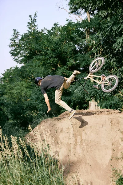Farlig Sport Ung Man Rider Kulle Park Skog Bmx Cykel — Stockfoto