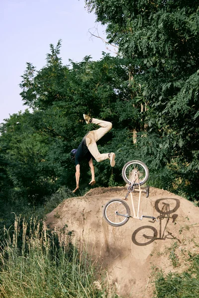 危険なスポーツ 公園で丘の上を走る若者 Bmxバイクの森 トリックをして倒れる アクティブライフスタイル スポーツ 極端なダイナミクス フリースタイルの概念 — ストック写真