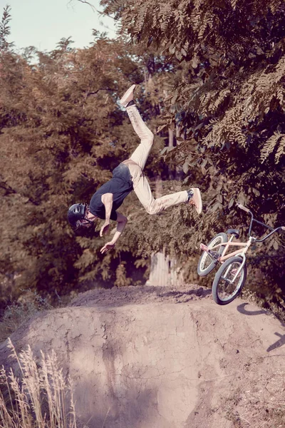 Truques Perigosos Cair Jovem Amante Esporte Extremo Andar Bicicleta Bmx — Fotografia de Stock