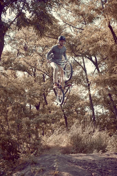 Desempenho Jovem Treinamento Capacete Andando Pulando Bmx Bicicleta Livre Floresta — Fotografia de Stock