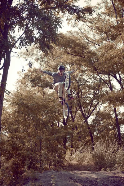Genç Bir Adam Ekstrem Spor Aşığı Bmx Bisiklet Sürüyor Ormanda — Stok fotoğraf
