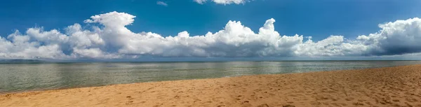 Strand Auf Tropischer Insel Klares Blaues Wasser Sand Wolken Atemberaubender — Stockfoto