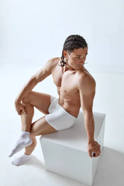 Pohledný Dospělý Muž Copánky Pózující Bílém Spodním Prádle Šedém Pozadí — Stock fotografie
