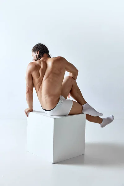 Zadní Pohled Obrázek Atletického Muže Pózujícího Píšťaly Spodním Prádle Šedém — Stock fotografie