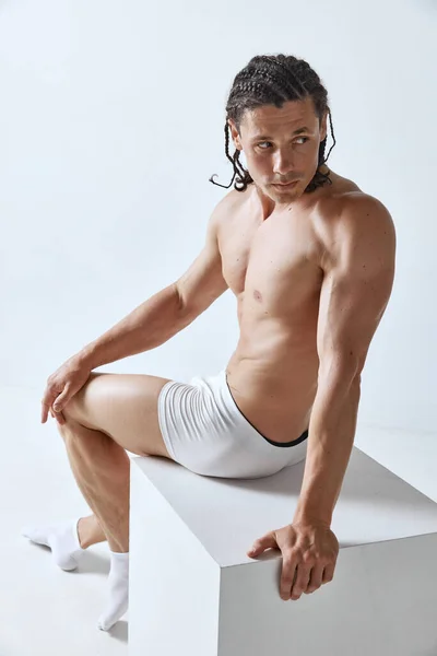 배경에 속옷에 끈으로 잘생긴 성숙한 스포츠 라이프 스타일 광고의 — 스톡 사진