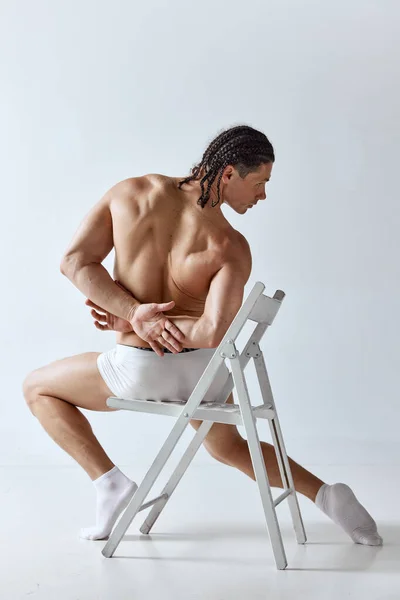 Visão Traseira Imagem Homem Posando Sem Camisa Roupa Interior Cadeira — Fotografia de Stock