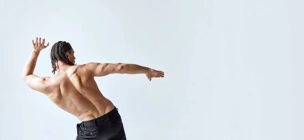Atletische Gespierde Man Poseert Shirtloos Broek Tegen Grijze Studio Achtergrond — Stockfoto
