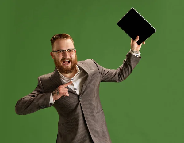 Портрет Веселого Позитивного Бородатого Чоловіка Окулярах Костюм Позує Планшетом Зеленому — стокове фото