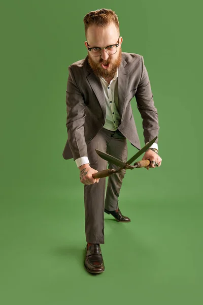 Повнометражний Портрет Бородатого Бізнесмена Костюмі Окулярах Емоційно Отруює Ножицями Зеленому — стокове фото