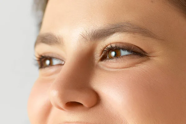 Kadın Yüzünün Gözlerinin Burnunun Yakın Plan Görüntüsü Bakımlı Pürüzsüz Parlak — Stok fotoğraf