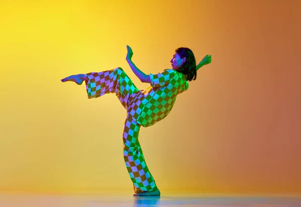 有才华的女子在霓虹灯下 在渐变的黄色橙色背景下跳自由式舞 现代舞风格 生活方式 广告的概念 — 图库照片