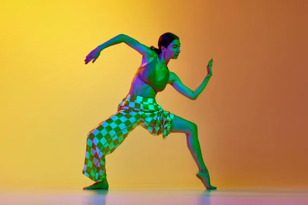 Künstlerisches Dynamisches Bild Einer Jungen Frau Bewegung Training Tanz Vor — Stockfoto