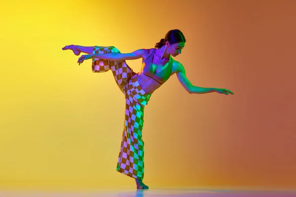 Immagine Figura Intera Giovane Donna Artistica Espressiva Costume Elegante Che — Foto Stock