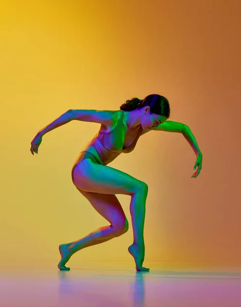 Mujer Joven Tierna Ropa Interior Bailando Danza Contemp Contra Degradado — Foto de Stock
