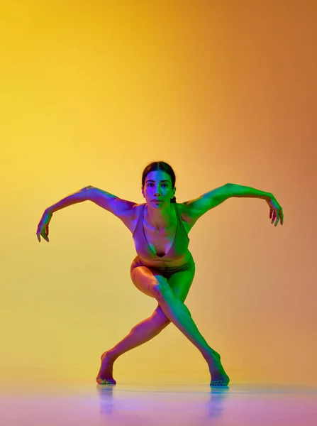 Sanatsal Yetenekli Çamaşırlı Genç Bir Kadın Neon Işıkta Sarı Renkli — Stok fotoğraf