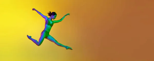 Динамічне Зображення Молодої Художньої Експресивної Жінки Яка Танцює Нижній Білизні — стокове фото