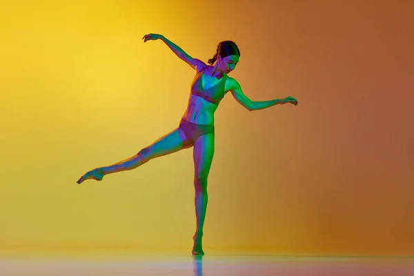 Genç Bir Kadının Tam Boy Görüntüsü Profesyonel Dansçı Çamaşırlarıyla Dans — Stok fotoğraf