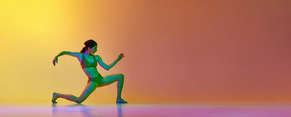 Joven Mujer Talentosa Bailando Contemp Contra Degradado Fondo Naranja Amarillo — Foto de Stock