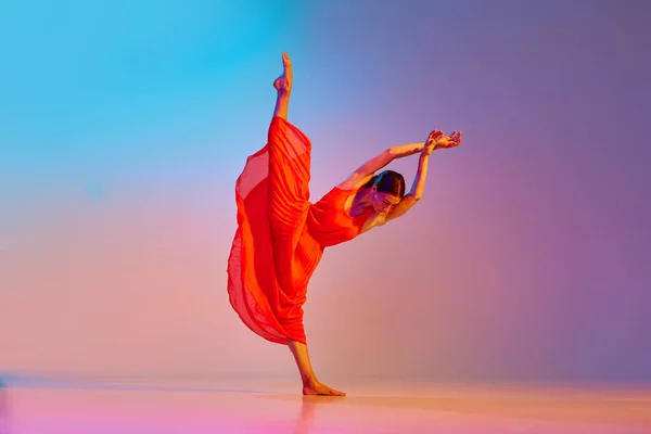 Genç Yetenekli Zarif Kırmızı Elbiseli Bir Kadının Neon Işıkta Rengarenk — Stok fotoğraf