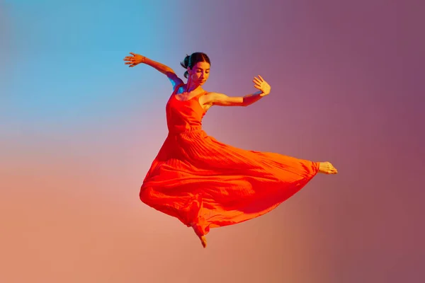Genç Yetenekli Zarif Kırmızı Elbiseli Bir Kadının Neon Işıkta Rengarenk — Stok fotoğraf