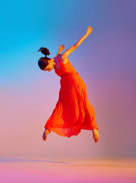 Zarif Kırmızı Elbiseli Çok Renkli Arka Planda Neon Işıkta Dans — Stok fotoğraf