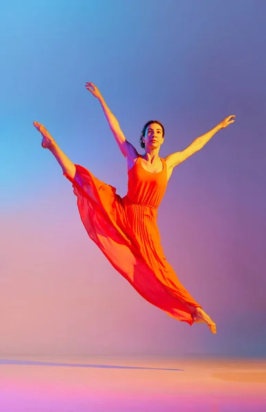 Kırmızı Elbiseyle Dans Eden Zarif Zarif Genç Bir Kadın Neon — Stok fotoğraf