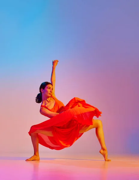 Clássico Moderno Elegante Jovem Dançando Desprezo Vestido Contra Gradiente Fundo — Fotografia de Stock