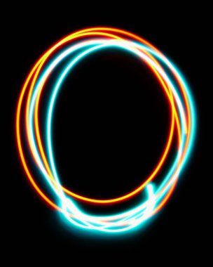 Neon işaretinden yapılan alfabenin 0 numarası. Mavi kırmızı ışık görüntüsü, siyah arkaplana karşı renkli peri ışıklarıyla uzun pozlama. Tasarım kavramı