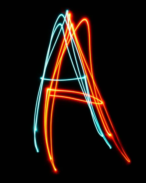 ネオンサインから作られたアルファベットのA文字 青い赤い光のイメージ 黒い背景に対して着色された妖精のライトが付いている長い露出 デザインコンセプト — ストック写真