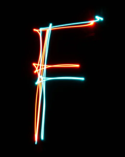ネオンサインから作られたアルファベットの文字F 青い赤い光のイメージ 黒い背景に対して着色された妖精のライトが付いている長い露出 デザインコンセプト — ストック写真