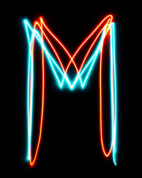 ネオンサインから作られたアルファベットの手紙M 青い赤い光のイメージ 黒い背景に対して着色された妖精のライトが付いている長い露出 デザインコンセプト — ストック写真