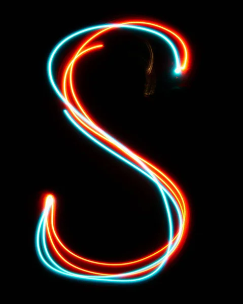ネオンサインから作られたアルファベットの文字S 青い赤い光のイメージ 黒い背景に対して着色された妖精のライトが付いている長い露出 デザインコンセプト — ストック写真
