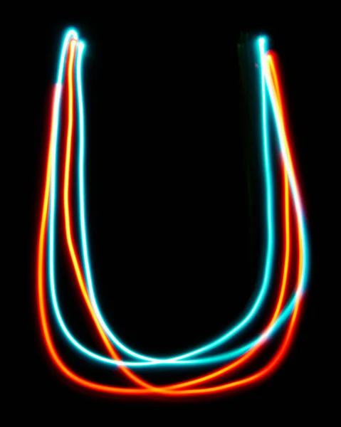 ネオンサインから作られたアルファベットの文字U 青い赤い光のイメージ 黒い背景に対して着色された妖精のライトが付いている長い露出 デザインコンセプト — ストック写真