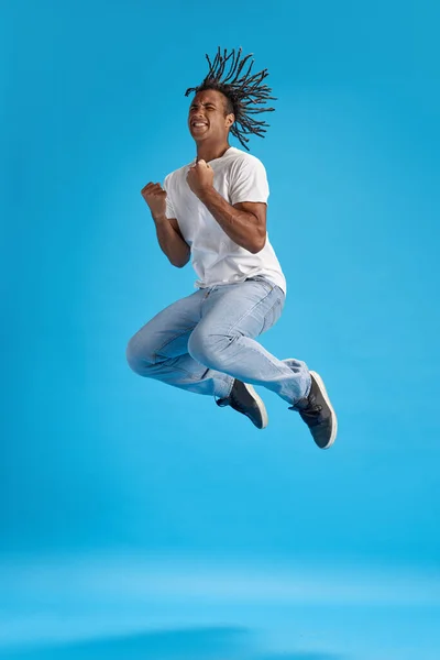 Alcanzar Éxito Imagen Completa Hombre Joven Con Ropa Casual Saltando — Foto de Stock