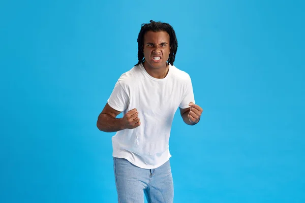 Junger Emotionaler Afrikanischer Mann Weißem Shirt Der Vor Blauem Studiohintergrund — Stockfoto