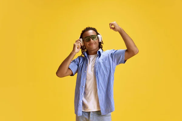 Joven Hombre Alegre Gafas Sol Camisa Cuadros Escuchando Música Auriculares — Foto de Stock