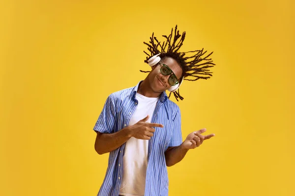 Joven Hombre Positivo Gafas Sol Ropa Casual Escuchando Música Auriculares — Foto de Stock