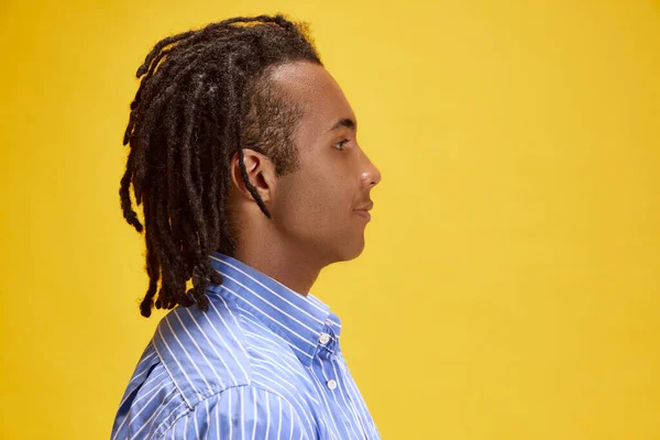 Retrato Vista Lateral Joven Africano Con Rastas Camisa Mirando Directamente — Foto de Stock