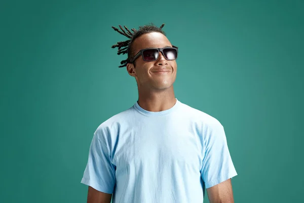 Porträt Eines Gutaussehenden Fröhlichen Positiven Jungen Mannes Mit Sonnenbrille Der — Stockfoto