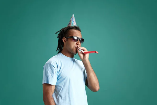 Hombre Joven Que Usa Accesorios Para Cabello Celebrando Cumpleaños Contra — Foto de Stock