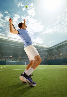 Profesyonel tenisçinin alttaki görüntüsü, maç sırasında raketle top oynayan adam. Mahkemenin 3D sunumu. Açık hava sahası. Profesyonel spor, oyun, maç, rekabet, hobi, reklam kavramı