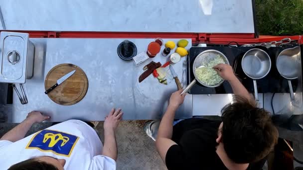 Εικόνα Πάνω Όψης Άνδρες Που Μαγειρεύουν Εξωτερικούς Χώρους Ετοιμάζουν Σάλτσα — Αρχείο Βίντεο