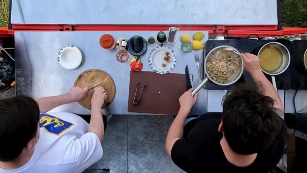 Εικόνα Πάνω Όψης Δύο Άνδρες Που Μαγειρεύουν Εξωτερικούς Χώρους Ετοιμάζοντας — Αρχείο Βίντεο